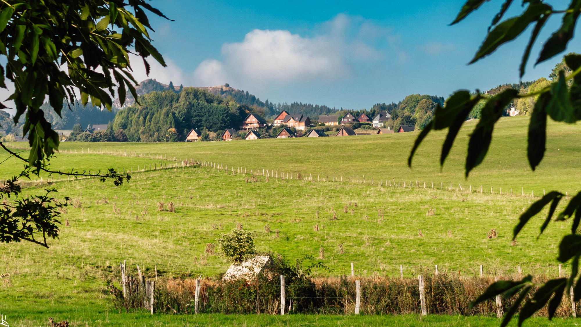 Sortie de BetSA - vue sur le chemin de Tronchère et le Puy de Pertuyzat